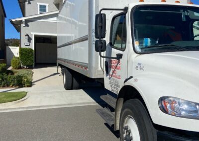 跨州搬家卡車抵達裝貨中