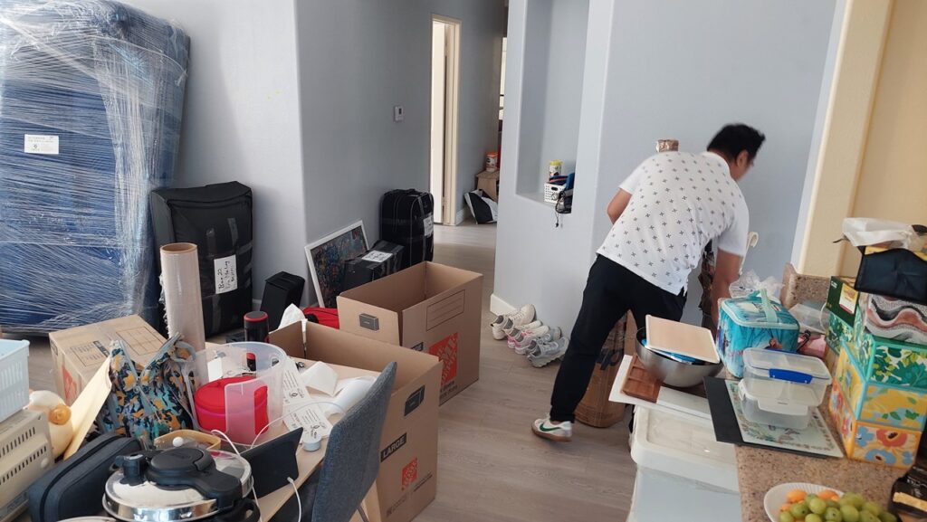 透明搬家价格计算，性价比远超同行： 美国跨州长途搬家的价格，一直是华人家庭最关注的核心问题，168 Moving坚持透明计价、无隐形消费，费用计算清晰易懂，让客户明明白白消费，本次陈先生从加州长途搬家到新泽西州费用距离2800英里，主要由以下部分构成： 1. 基础运输费：按运输距离（洛杉矶→新泽西）、26尺专车车型、直达服务核算，包含燃油费、过路费、车辆损耗费；价格约$5500-6500元。 2. 人工服务费：含专业搬运团队上门拆卸家具、打包物品、装卸货物、新家组装摆放等全程人工；价格是$130/hr。 3. 包装材料费：针对实木家具、玻璃茶桌、装饰画等易碎贵重物品，使用专业防护材料的费用；价格是$400元。 4. 特殊服务费：结合现场L型通道、转弯楼梯等复杂搬运条件，提供的针对性搬运方案费用；价格约200-400元。 5. 保险服务费：全程运输保险，保障物品安全，免除后顾之忧。价格约5%全部费用。