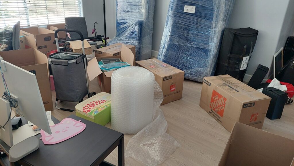 透明搬家价格计算，性价比远超同行： 美国跨州长途搬家的价格，一直是华人家庭最关注的核心问题，168 Moving坚持透明计价、无隐形消费，费用计算清晰易懂，让客户明明白白消费，本次陈先生从加州长途搬家到新泽西州费用距离2800英里，主要由以下部分构成： 1. 基础运输费：按运输距离（洛杉矶→新泽西）、26尺专车车型、直达服务核算，包含燃油费、过路费、车辆损耗费；价格约$5500-6500元。 2. 人工服务费：含专业搬运团队上门拆卸家具、打包物品、装卸货物、新家组装摆放等全程人工；价格是$130/hr。 3. 包装材料费：针对实木家具、玻璃茶桌、装饰画等易碎贵重物品，使用专业防护材料的费用；价格是$400元。 4. 特殊服务费：结合现场L型通道、转弯楼梯等复杂搬运条件，提供的针对性搬运方案费用；价格约200-400元。 5. 保险服务费：全程运输保险，保障物品安全，免除后顾之忧。价格约5%全部费用。